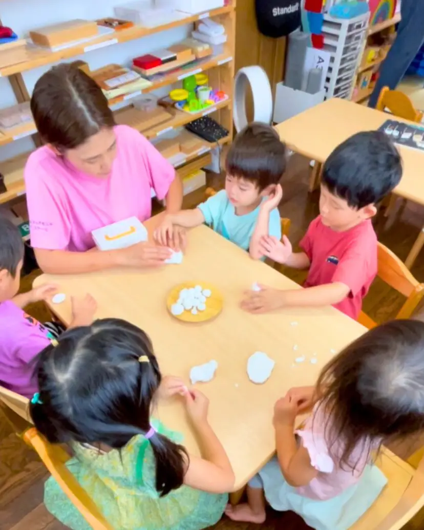 粘土は何歳から？｜安全・素材比較・始め方の目安と年齢別の最初の一歩（モンテッソーリ流）