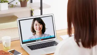 ノートPC越しにオンライン相談をするイメージ