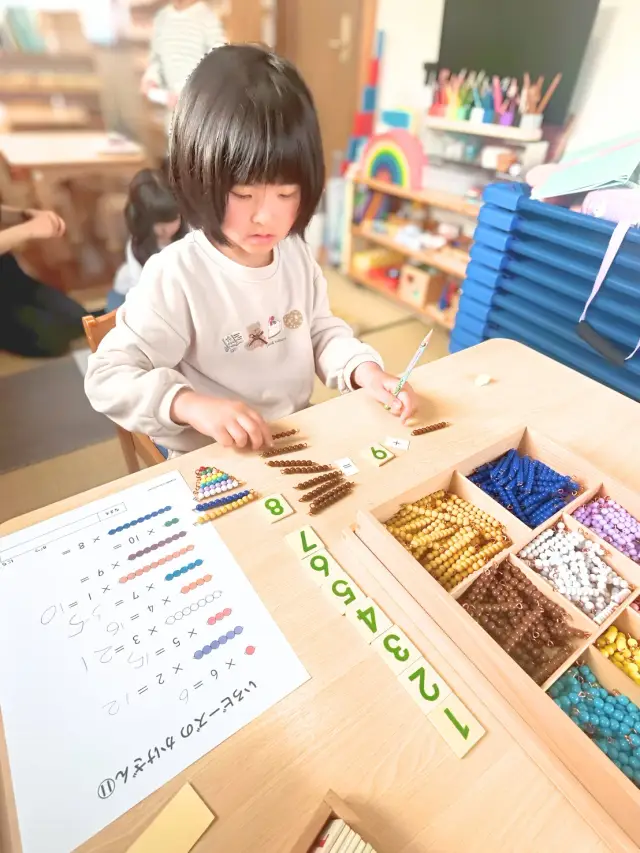 ビーズ教具で算数に取り組む小学生の画像
