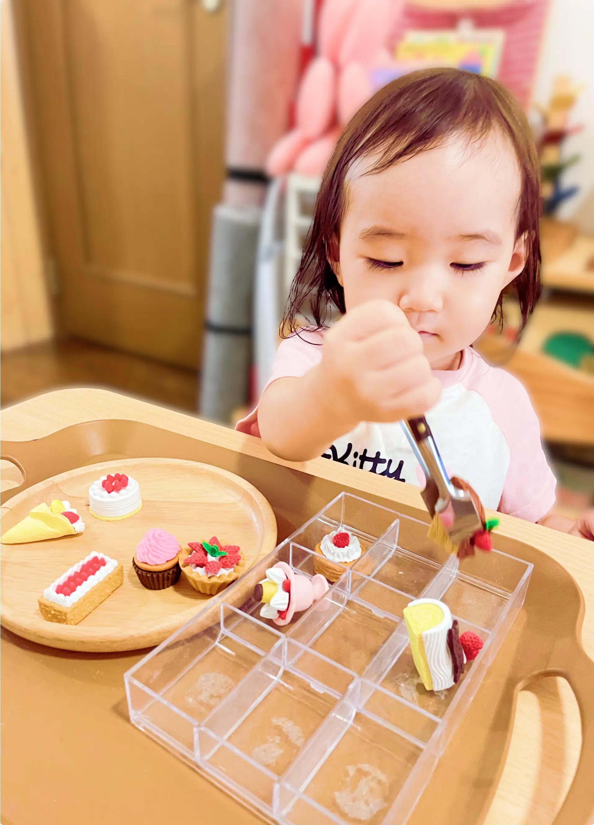 教具に集中して取り組む様子