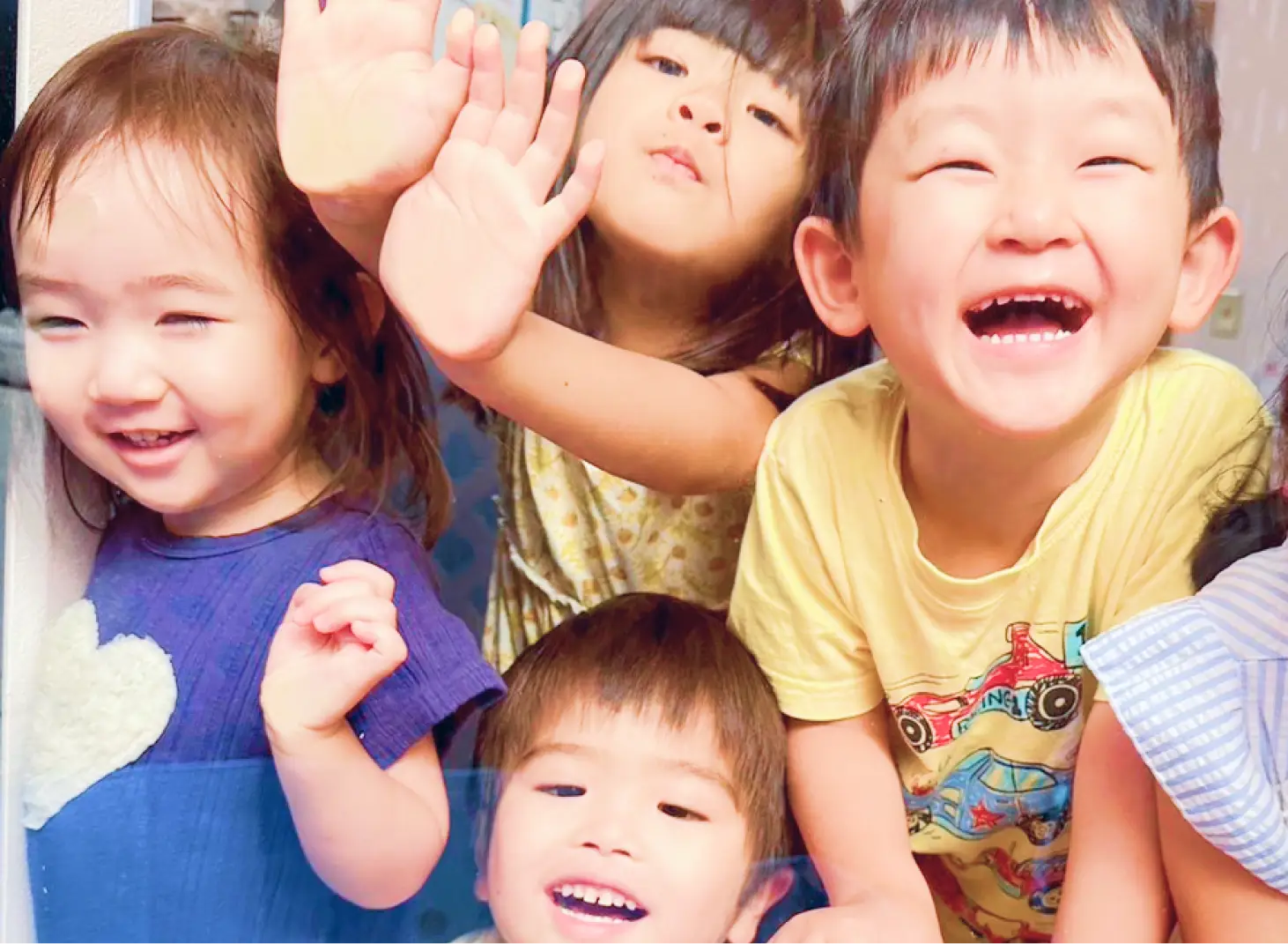 子どもが穏やかに笑って遊ぶ様子